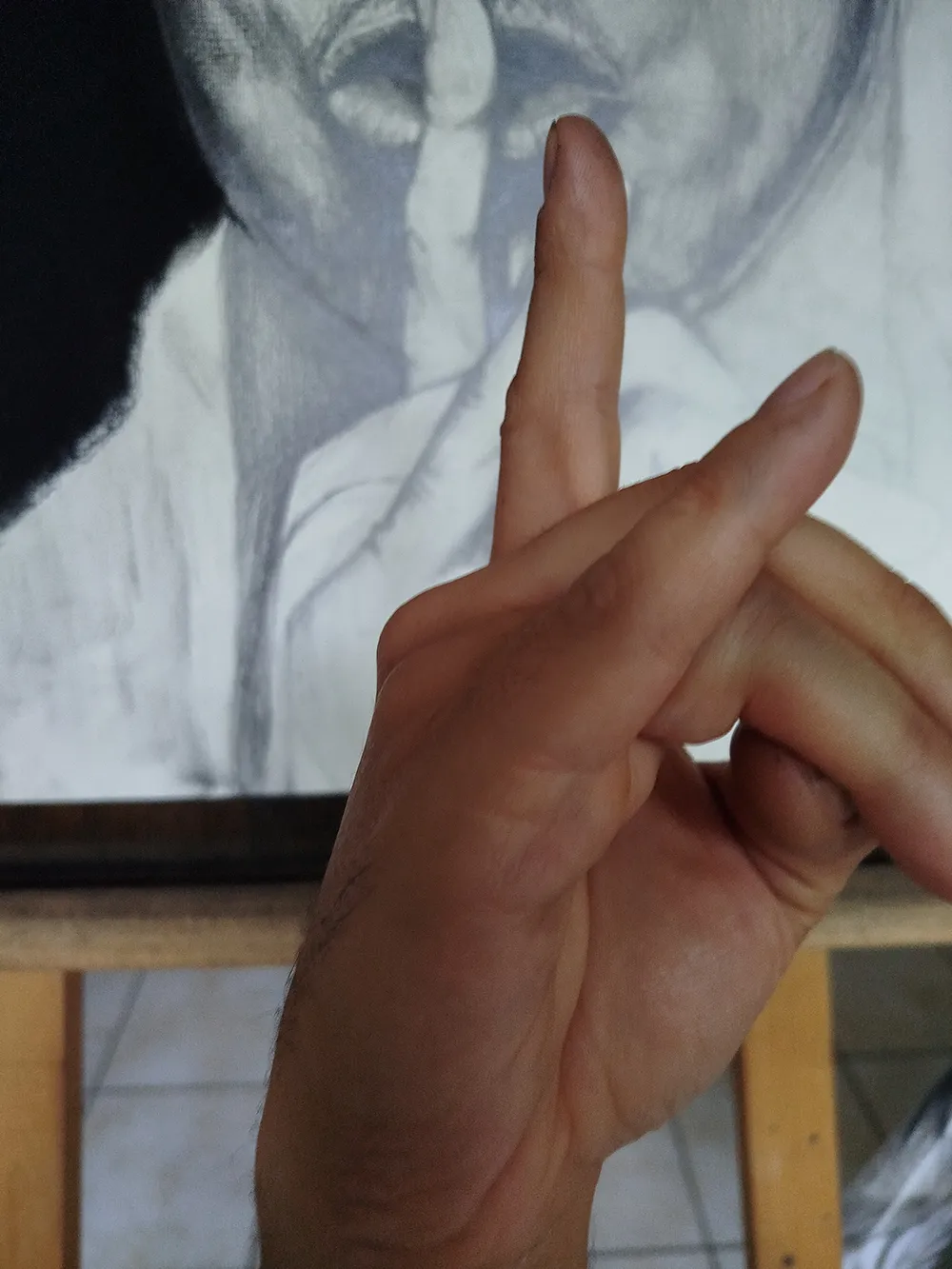 L'artiste Jérémy Morin signant un tirage d'art Fine Art numéroté